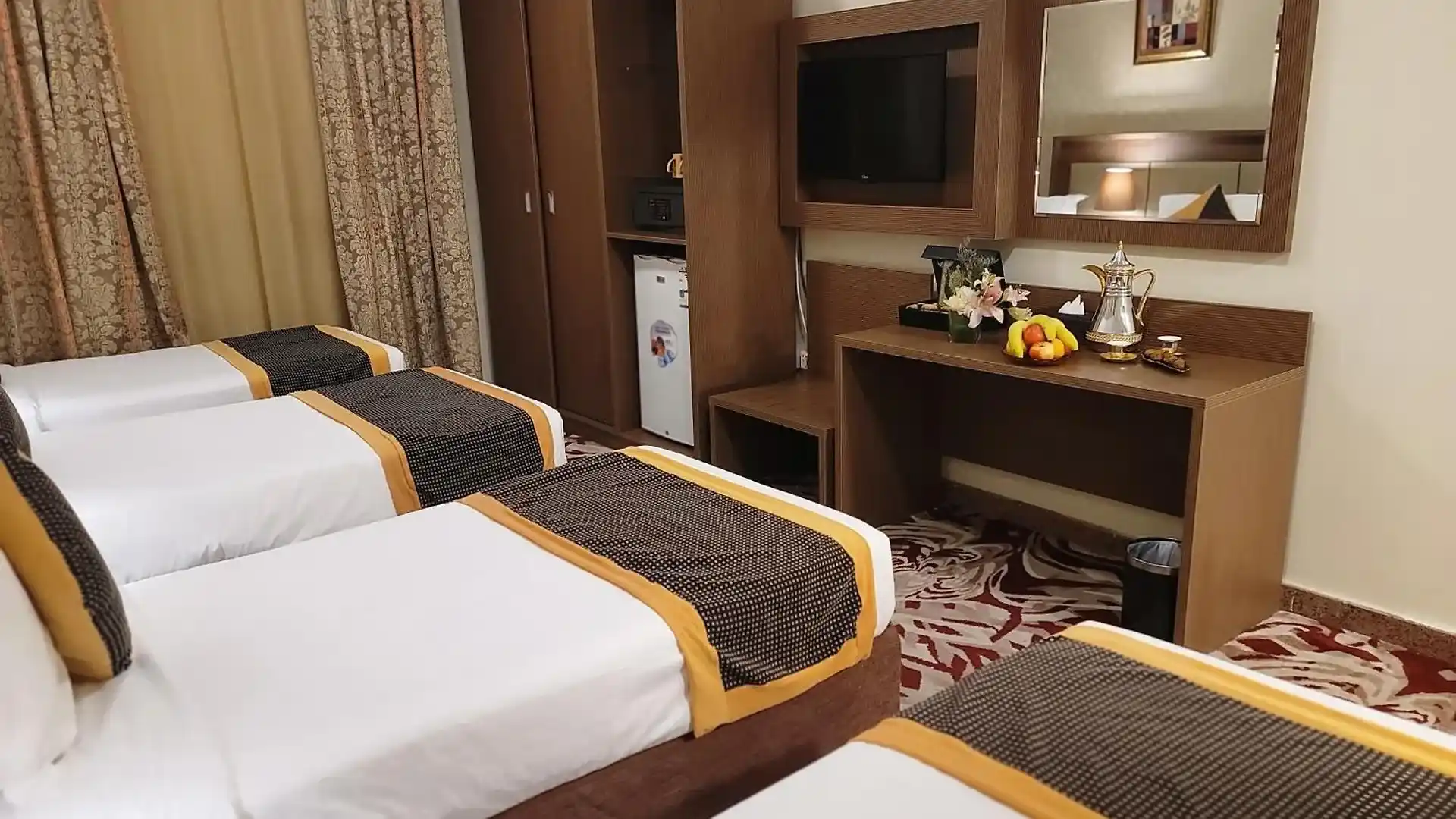 Hôtel Qasr Al-Ansar Al-Jadida chambre triple avec TV