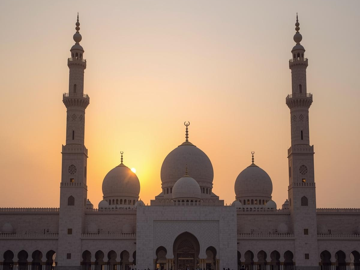 Vue apaisante du Masjid Nabawi à Médine au lever du soleil pour un pèlerinage Omra Tunisie 2026 avec Fikrat Safar.