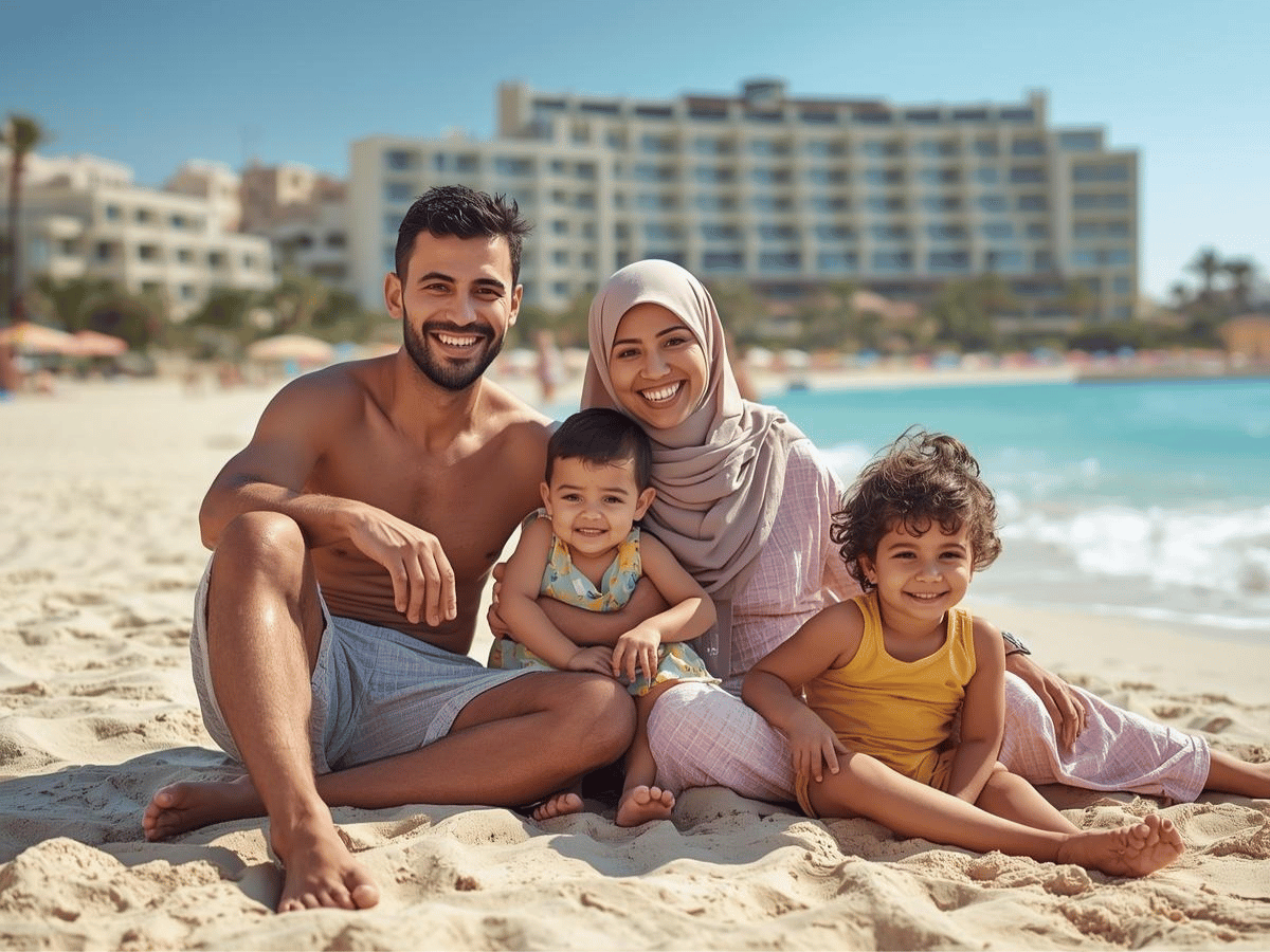 Famille heureuse en vacances dans un hôtel sans alcool à Monastir, illustrant le concept de vacances halal après une Omra 7 jours.